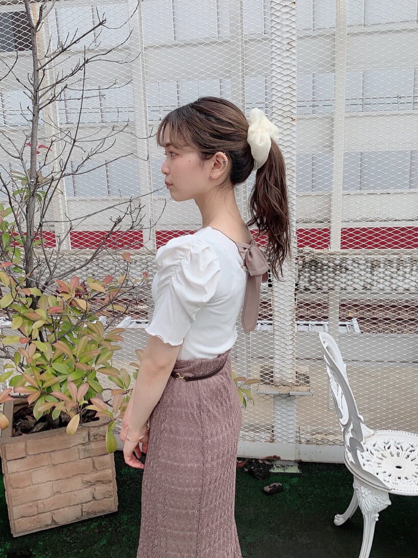 ベージュ系のスカート、ホワイト系のTシャツ/カットソー、ブラウン系のサンダルを着用したレディースの夏コーディネートの6枚目の写真