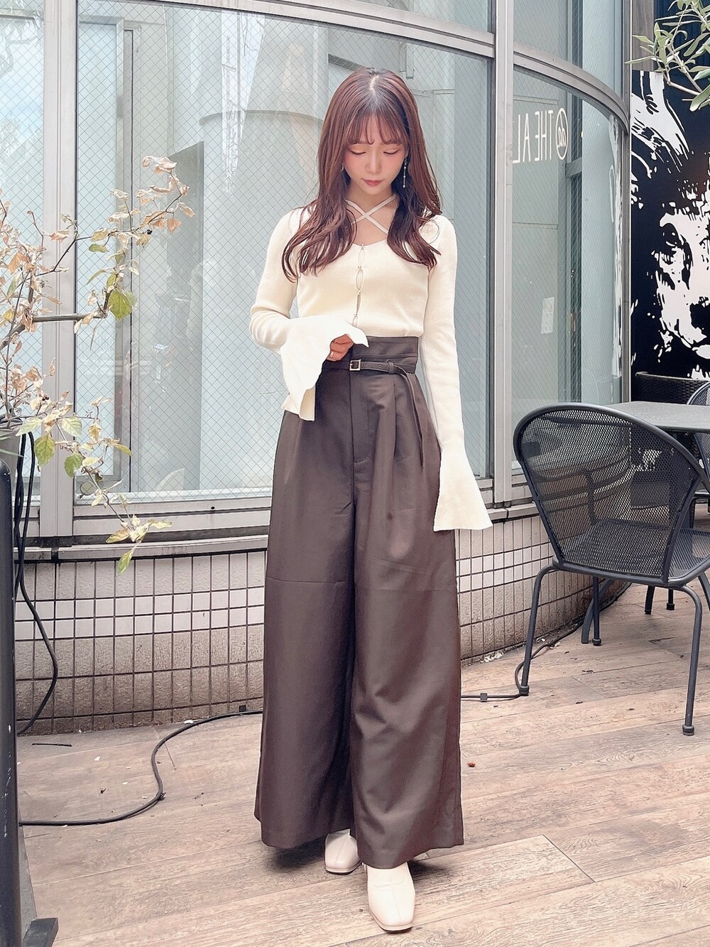 ホワイト系のニット/セーター、ブラウン系のその他パンツ、ホワイト系のブーツを着用したレディースの秋コーディネートの2枚目の写真