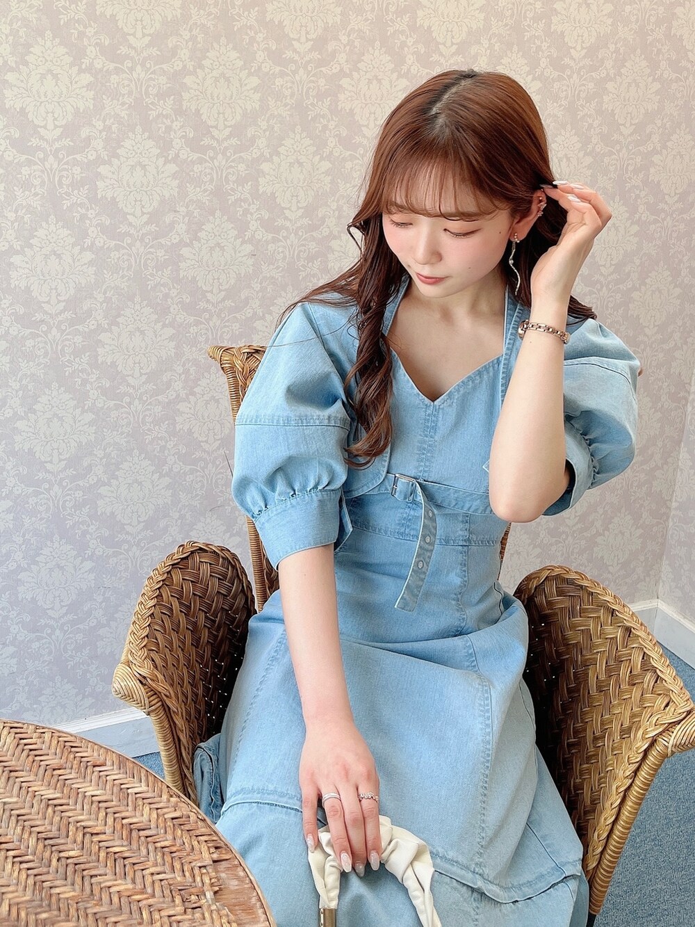 ブルー系のカーディガン/ボレロ、ブルー系のワンピース、ホワイト系のサンダルを着用したレディースの春コーディネートの8枚目の写真