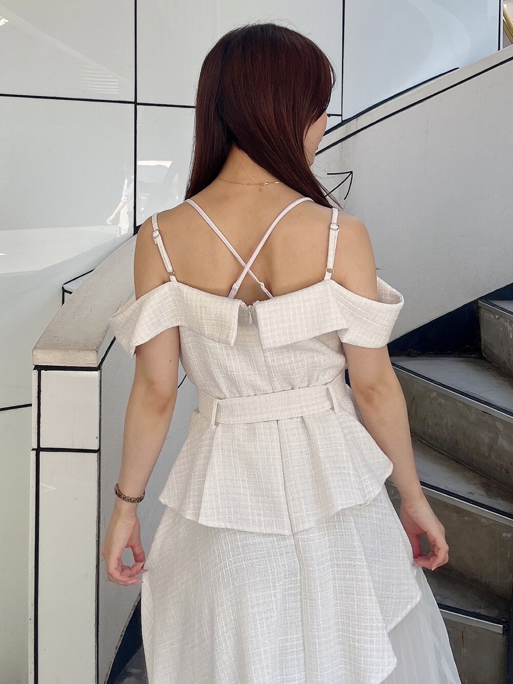 ホワイト系のサンダル、ホワイト系のワンピースを着用したレディースの夏コーディネートの6枚目の写真