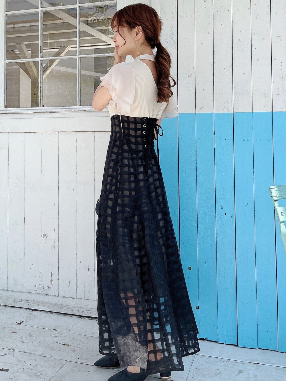 ホワイト系のワンピース、ブラック系のパンプスを着用したレディースの春コーディネートの5枚目の写真