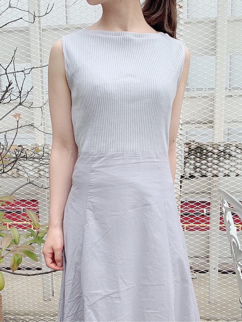 ブルー系のサンダル、グレー系のワンピース、ホワイト系のカーディガン/ボレロを着用したレディースの夏コーディネートの7枚目の写真