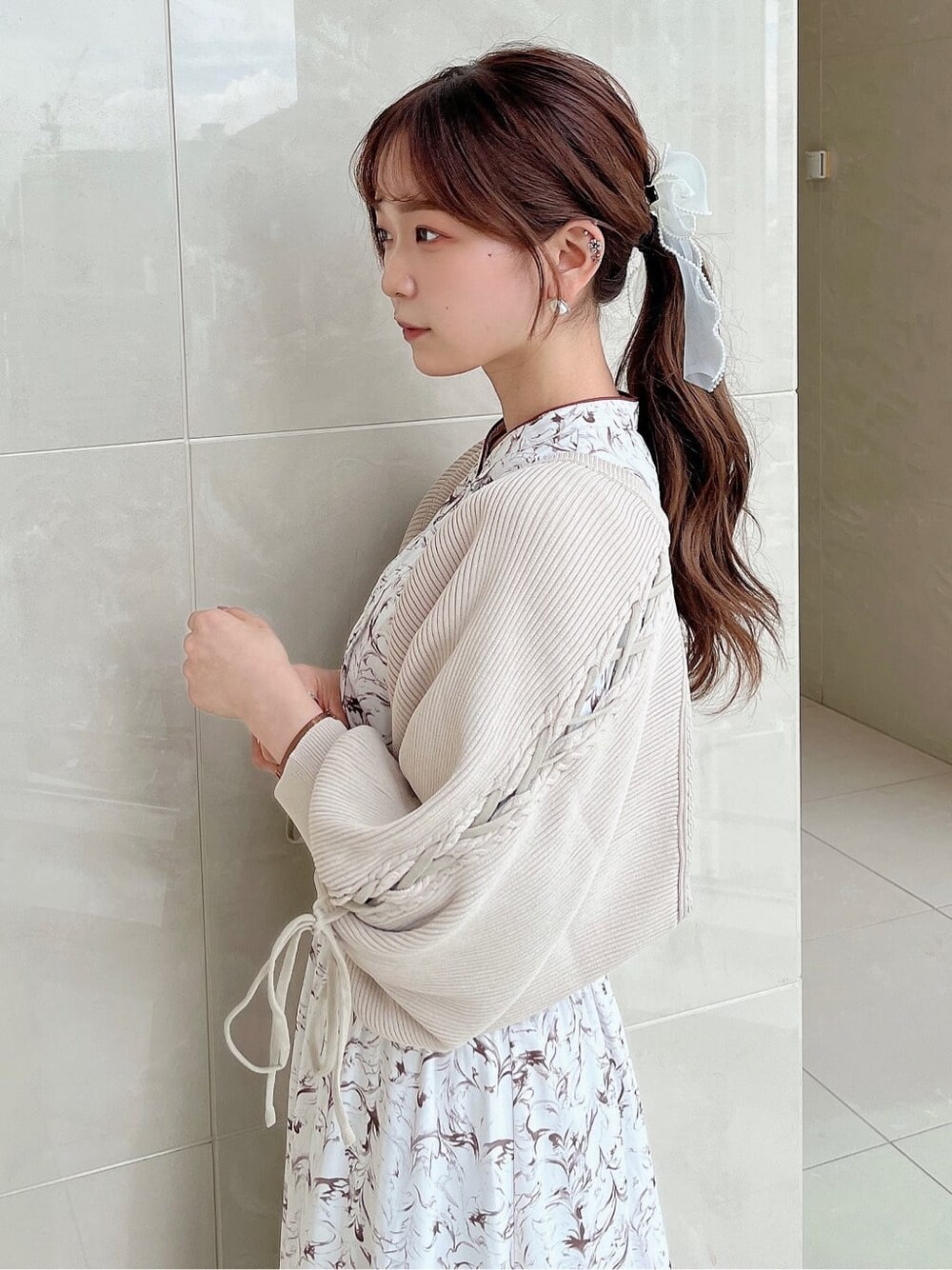 ベージュ系のカーディガン/ボレロ、ホワイト系のワンピースを着用したレディースの秋コーディネートの8枚目の写真