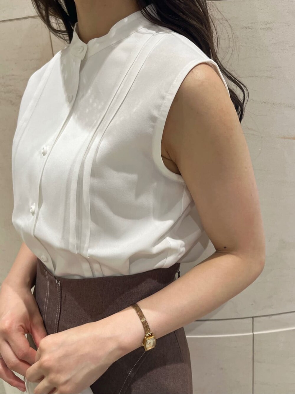 ベージュ系のサンダル、ホワイト系のシャツ/ブラウス、ブラウン系のスカートを着用したレディースの夏コーディネートの10枚目の写真