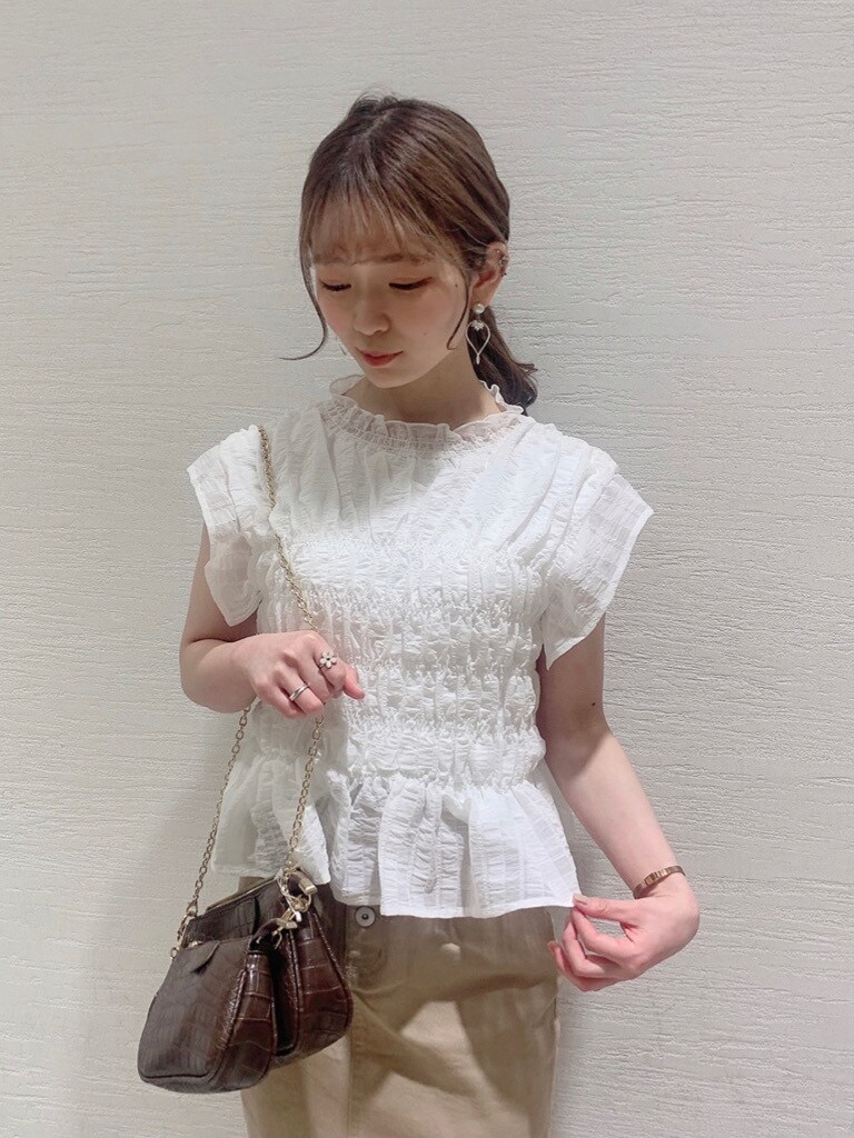 ホワイト系のシャツ/ブラウス、ベージュ系のスカート、ブラウン系のサンダルを着用したレディースの春コーディネートの3枚目の写真