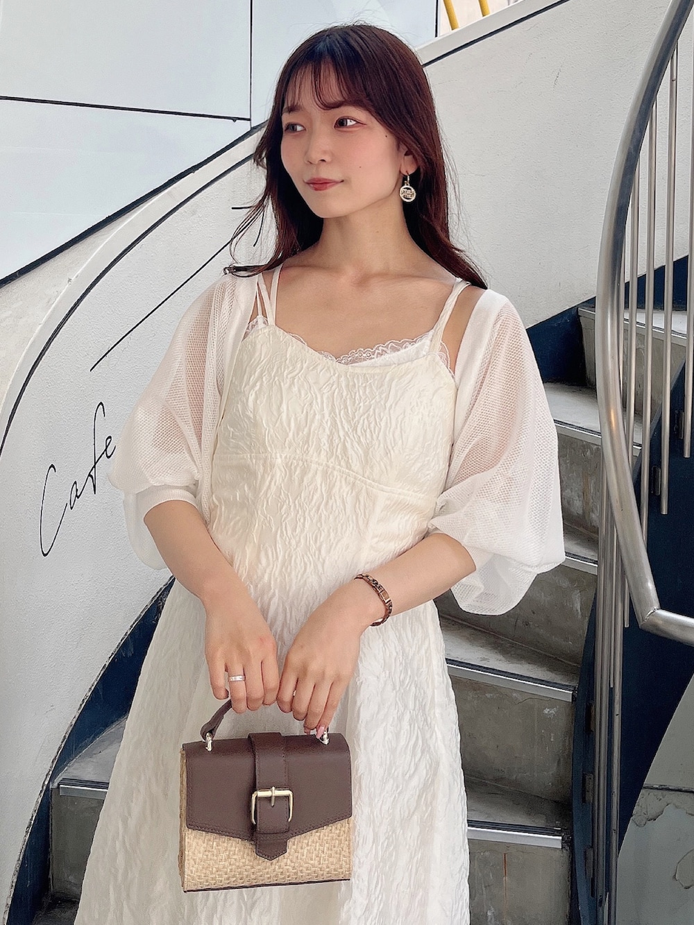 ホワイト系のサンダル、ホワイト系のワンピース、ホワイト系のカーディガン/ボレロを着用したレディースの夏コーディネートの5枚目の写真