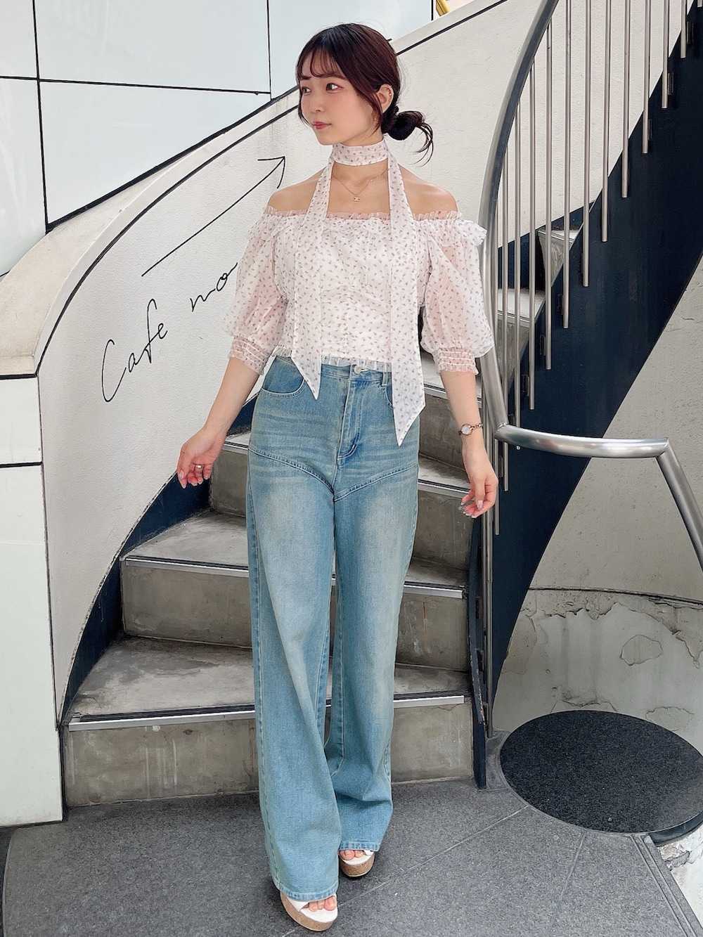 ピンク系のシャツ/ブラウス、ブルー系のデニムパンツ、ホワイト系のサンダルを着用したレディースの夏コーディネートの2枚目の写真