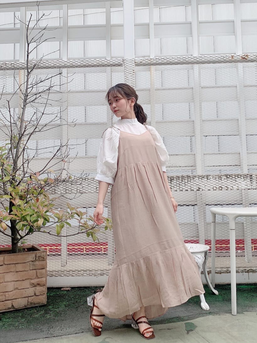 ホワイト系のシャツ/ブラウス、ベージュ系のワンピース、ブラウン系のサンダルを着用したレディースの夏コーディネートの3枚目の写真