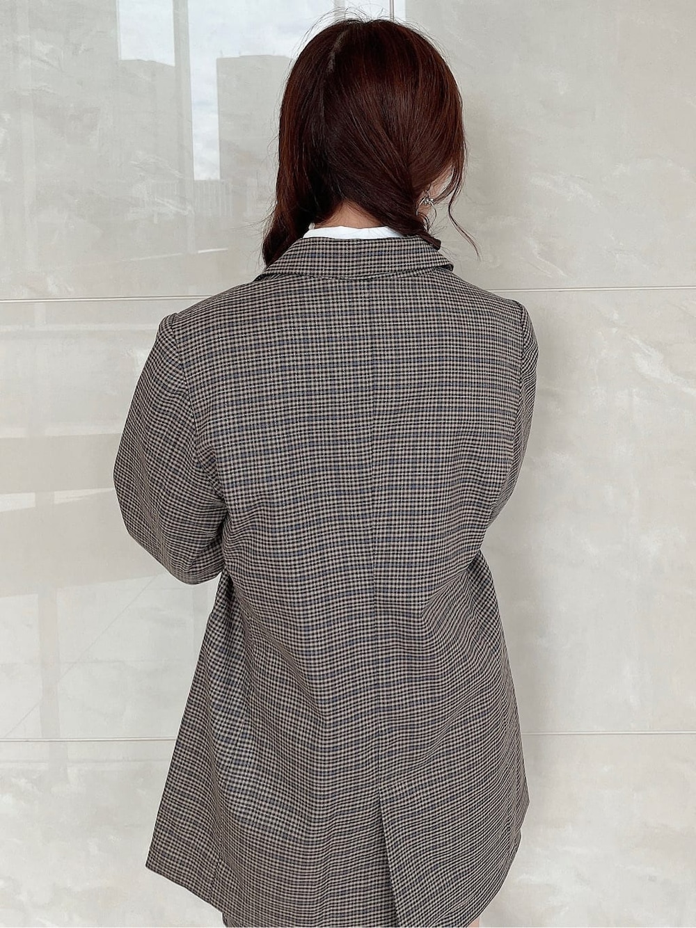 ホワイト系のシャツ/ブラウス、ブルー系のテーラードジャケット、ブルー系のスカートを着用したレディースの秋コーディネートの7枚目の写真