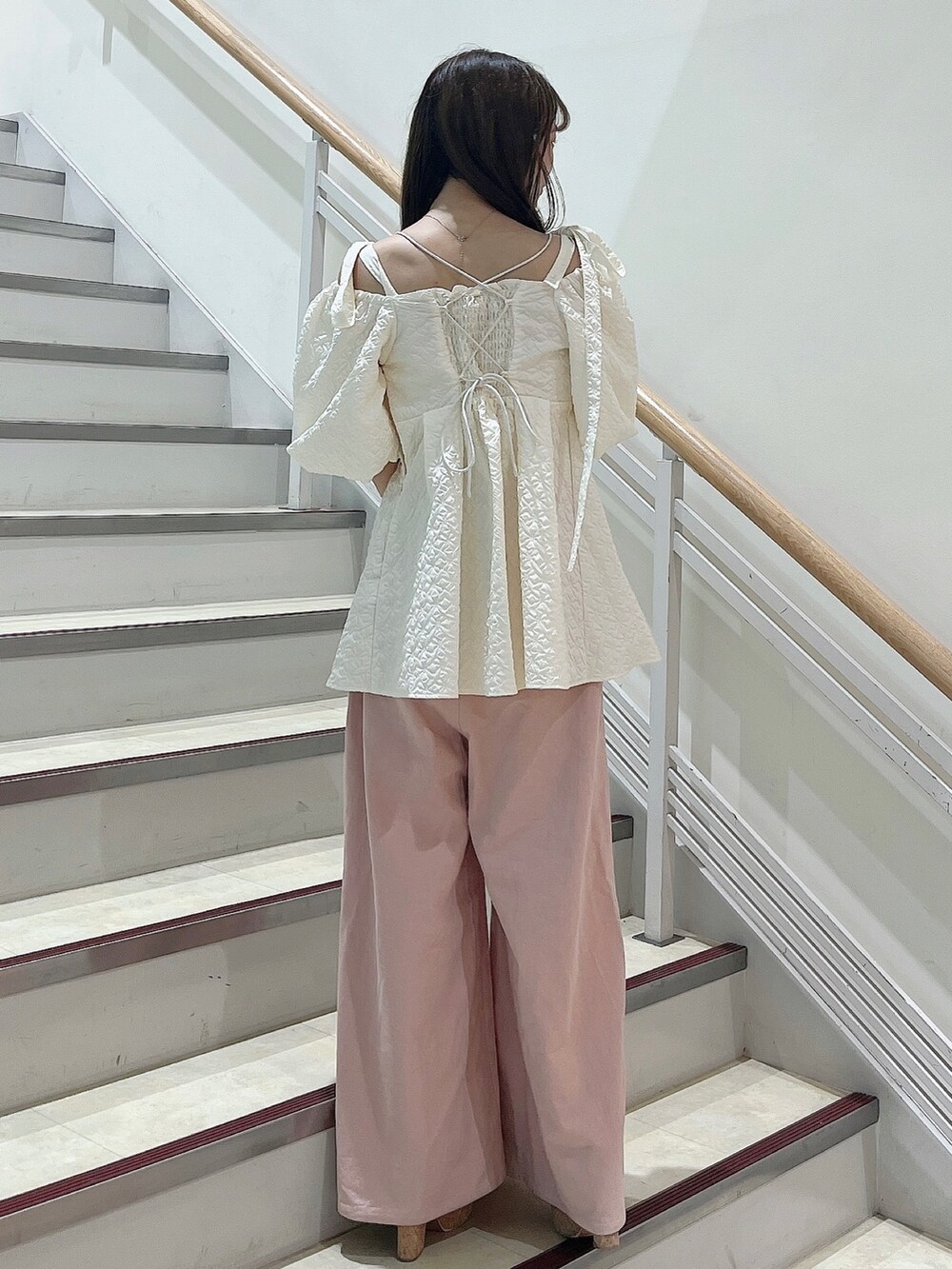 ホワイト系のシャツ/ブラウス、ピンク系のデニムパンツを着用したレディースの夏コーディネートの5枚目の写真