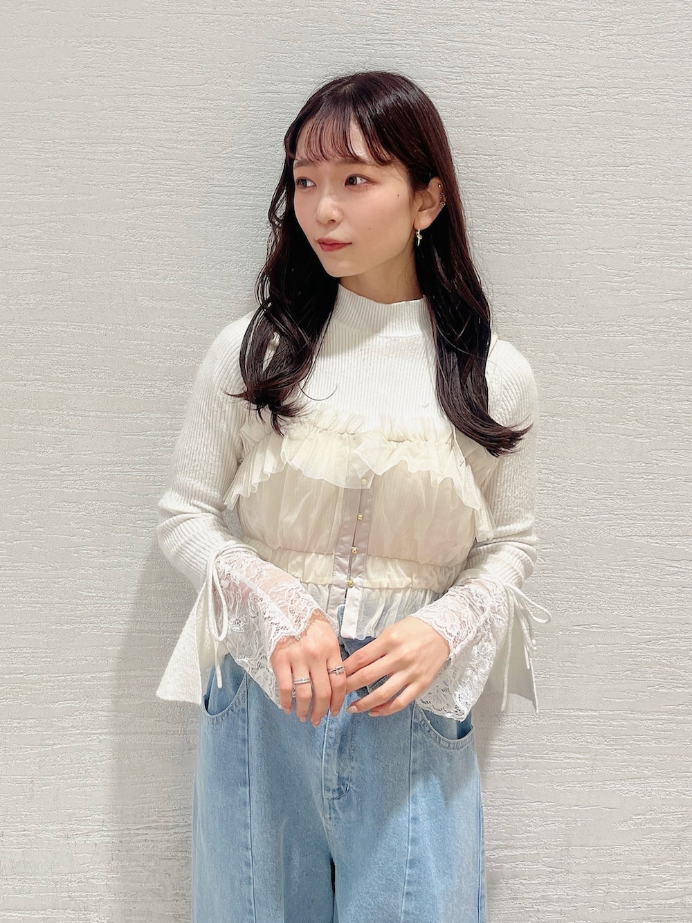 ベージュ系のブーツ、ブルー系のデニムパンツ、ベージュ系のキャミソールを着用したレディースの冬コーディネートの10枚目の写真