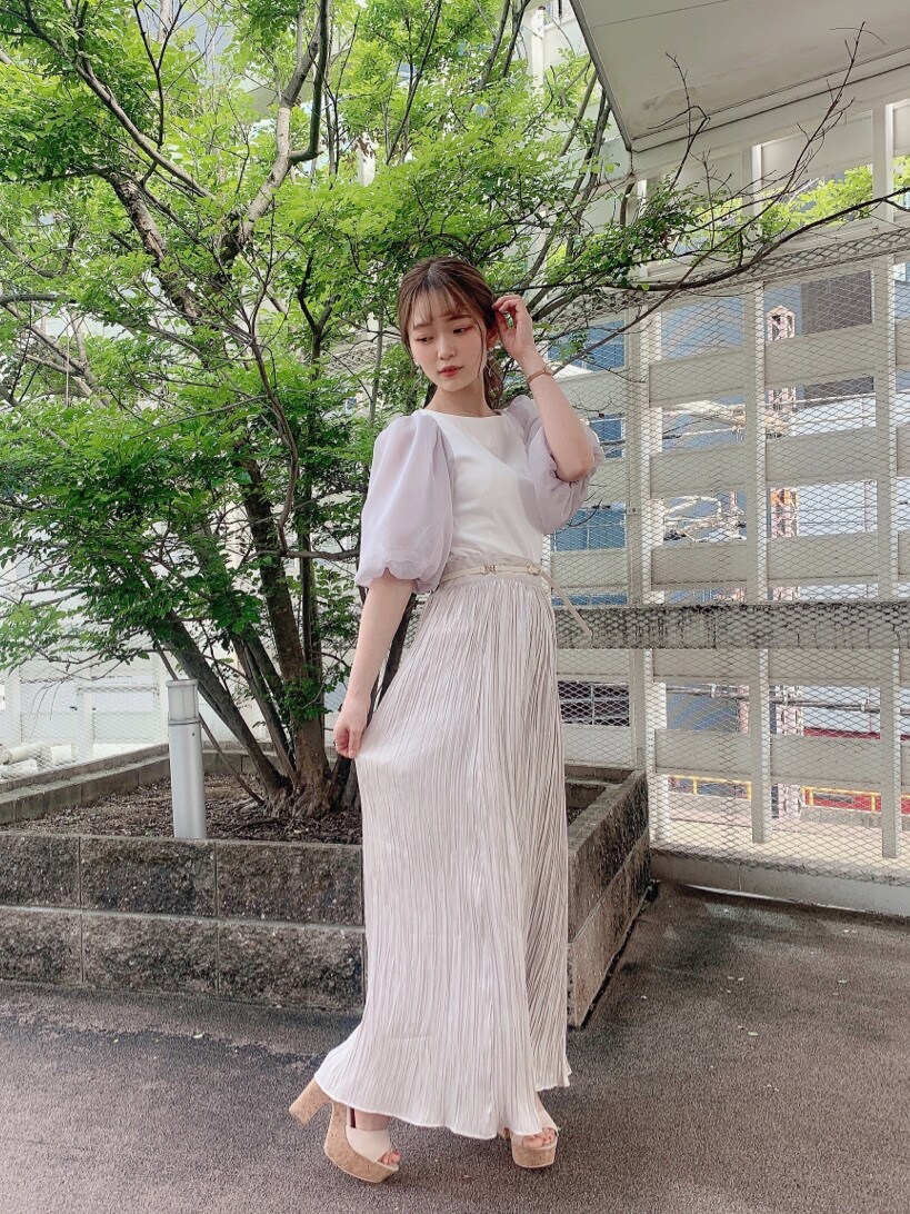 ベージュ系のサンダル、グレー系のスカート、ホワイト系のTシャツ/カットソーを着用したレディースの春コーディネートの3枚目の写真