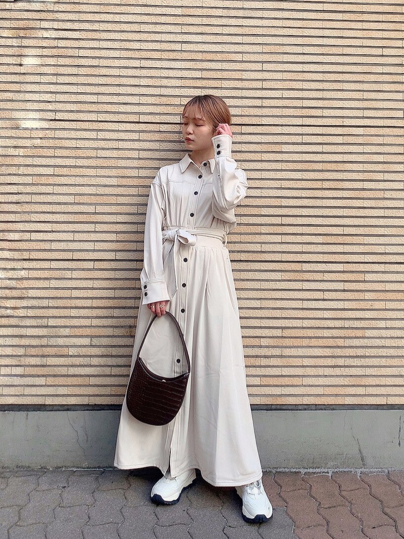 ホワイト系のワンピース、ホワイト系のスニーカーを着用したレディースの春コーディネートの3枚目の写真