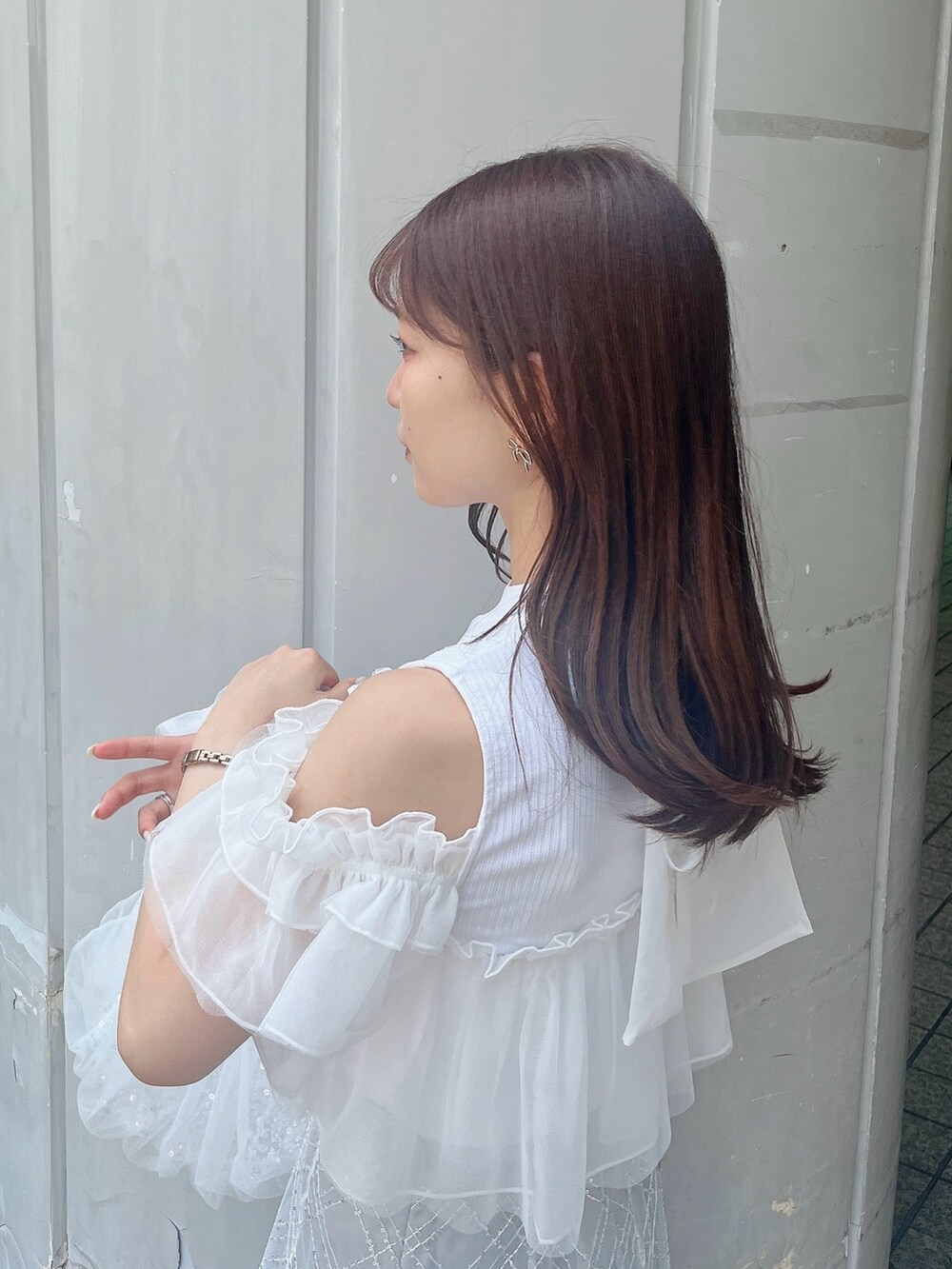 ホワイト系のTシャツ/カットソー、ホワイト系のパンプス、グレー系のスカートを着用したレディースの夏コーディネートの6枚目の写真