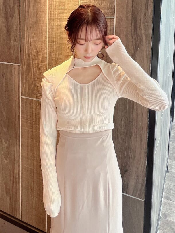 ベージュ系のブーツ、ベージュ系のスカート、ホワイト系のニット/セーターを着用したレディースの秋コーディネートの6枚目の写真