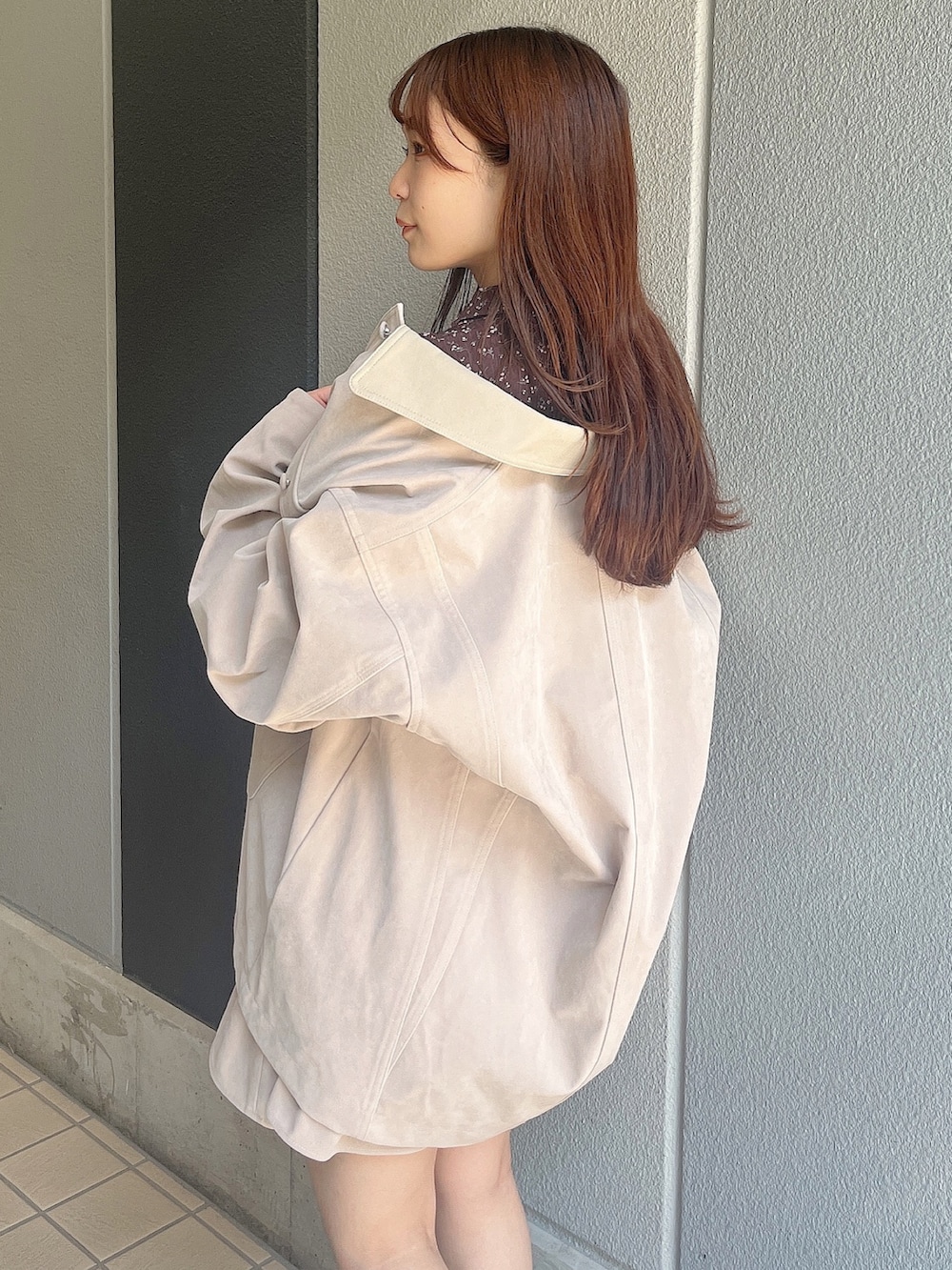 ブラウン系のシャツ/ブラウス、ホワイト系のブルゾン、ホワイト系のスカートを着用したレディースの秋コーディネートの5枚目の写真