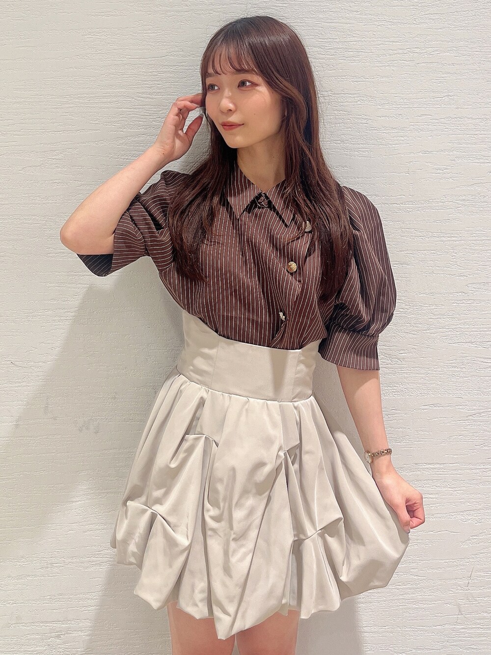 ブラウン系のシャツ/ブラウス、ベージュ系のスカート、ホワイト系のサンダルを着用したレディースの夏コーディネートの5枚目の写真