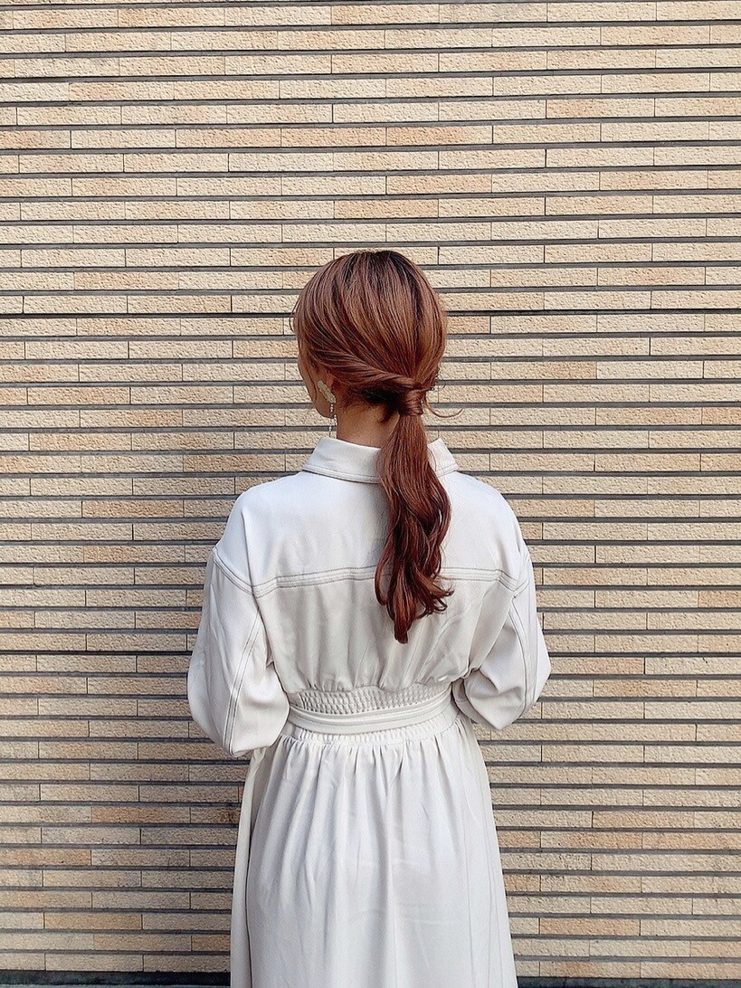 ホワイト系のワンピース、ホワイト系のスニーカーを着用したレディースの春コーディネートの7枚目の写真