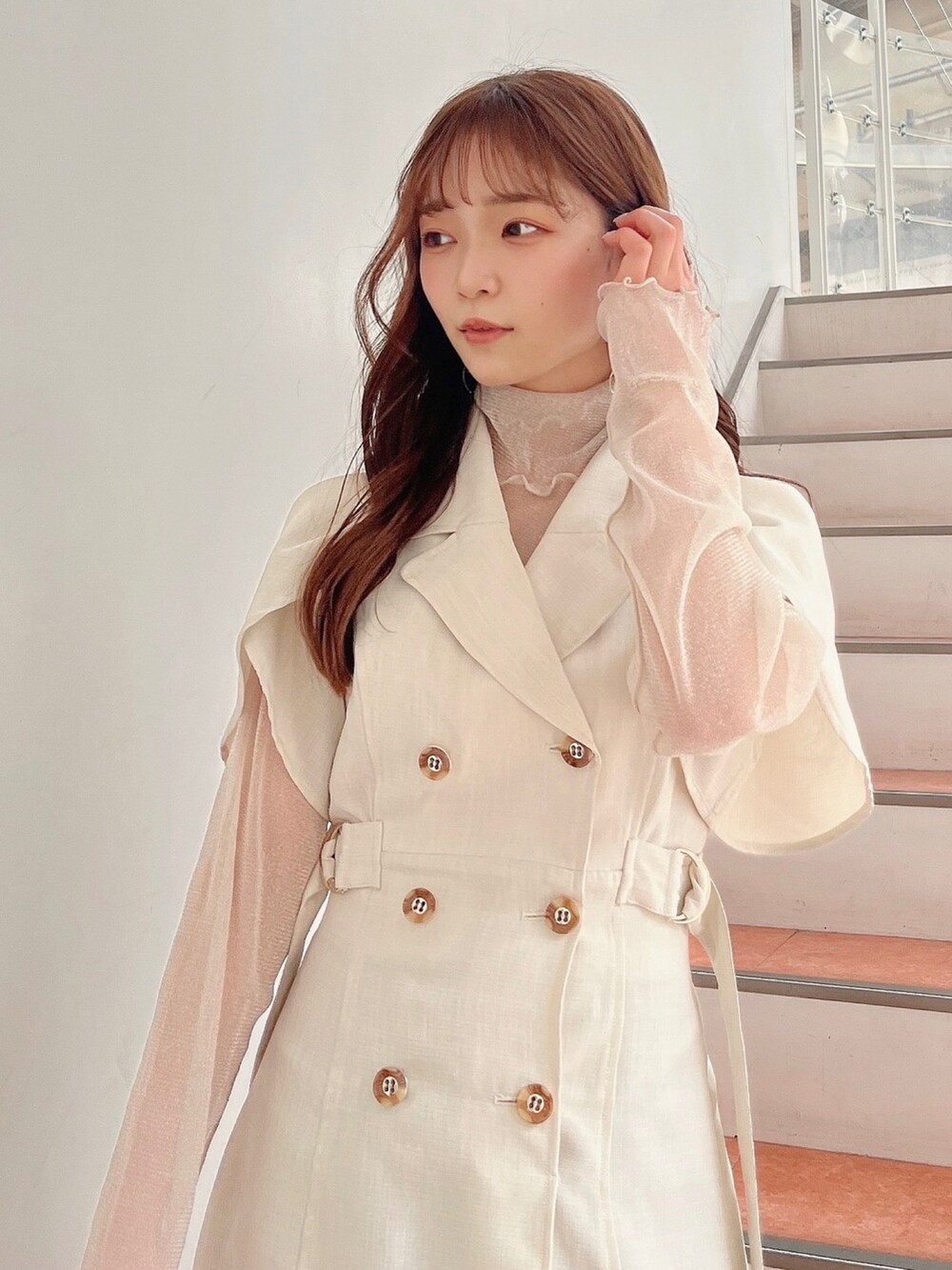 ホワイト系のワンピース、ベージュ系のブーツを着用したレディースの春コーディネートの8枚目の写真