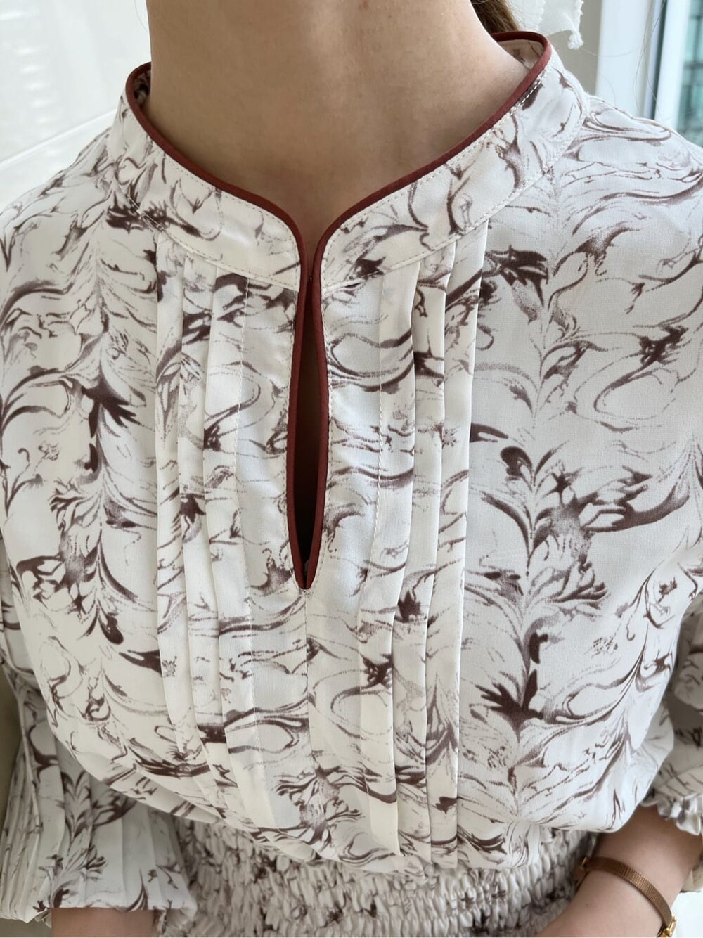 ホワイト系のワンピースを着用したレディースの秋コーディネートの10枚目の写真