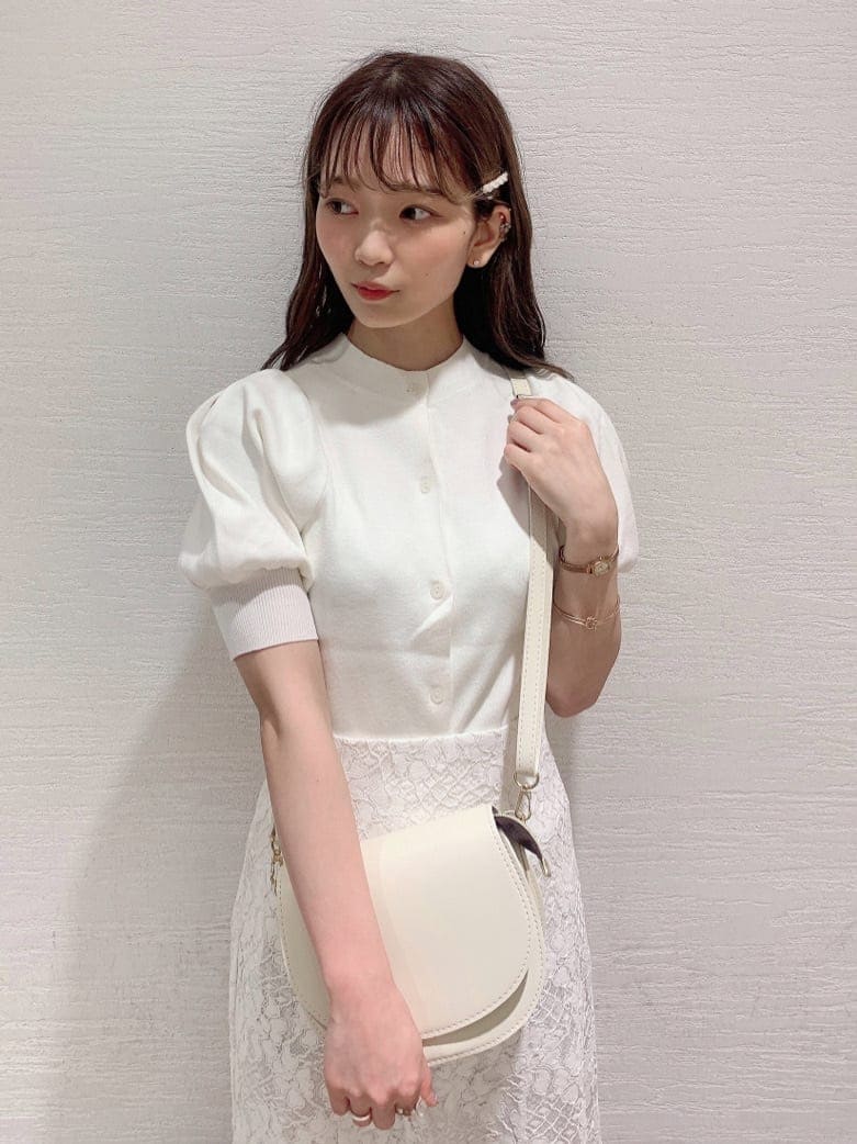 ホワイト系のスカート、ホワイト系のパンプス、ベージュ系のショルダーバッグを着用したレディースの夏コーディネートの7枚目の写真