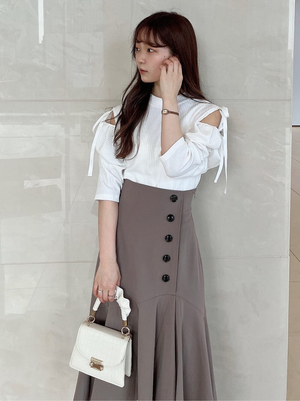 ベージュ系のスカート、ホワイト系のTシャツ/カットソーを着用したレディースの夏コーディネートの4枚目の写真