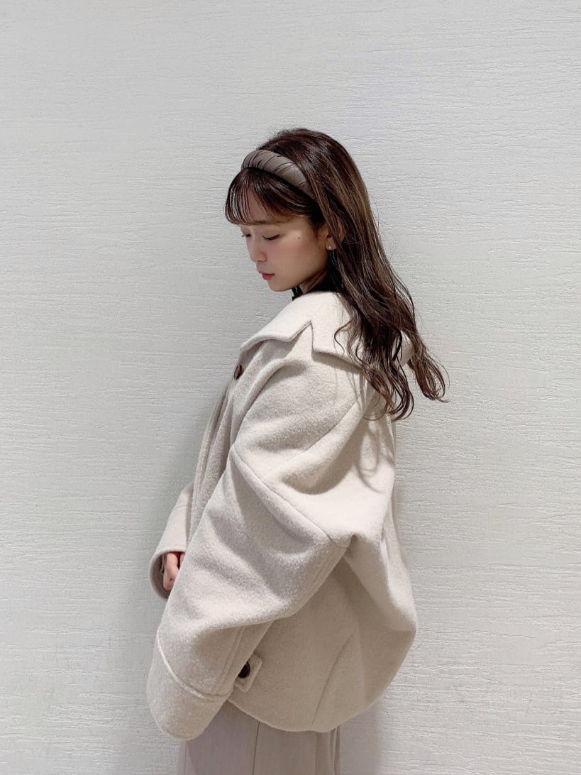 ベージュ系のスカート、ベージュ系のブーツ、ホワイト系のその他アウターを着用したレディースの夏コーディネートの3枚目の写真