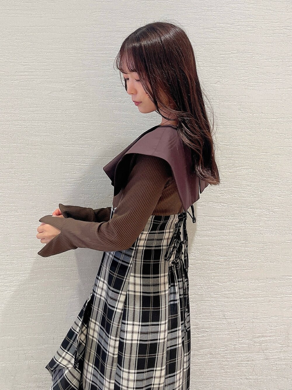 ブラウン系のワンピース、ベージュ系のブーツを着用したレディースの秋コーディネートの7枚目の写真