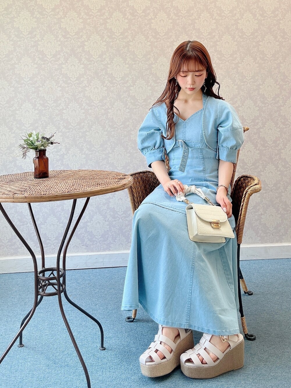 ブルー系のカーディガン/ボレロ、ブルー系のワンピース、ホワイト系のサンダルを着用したレディースの春コーディネートの9枚目の写真