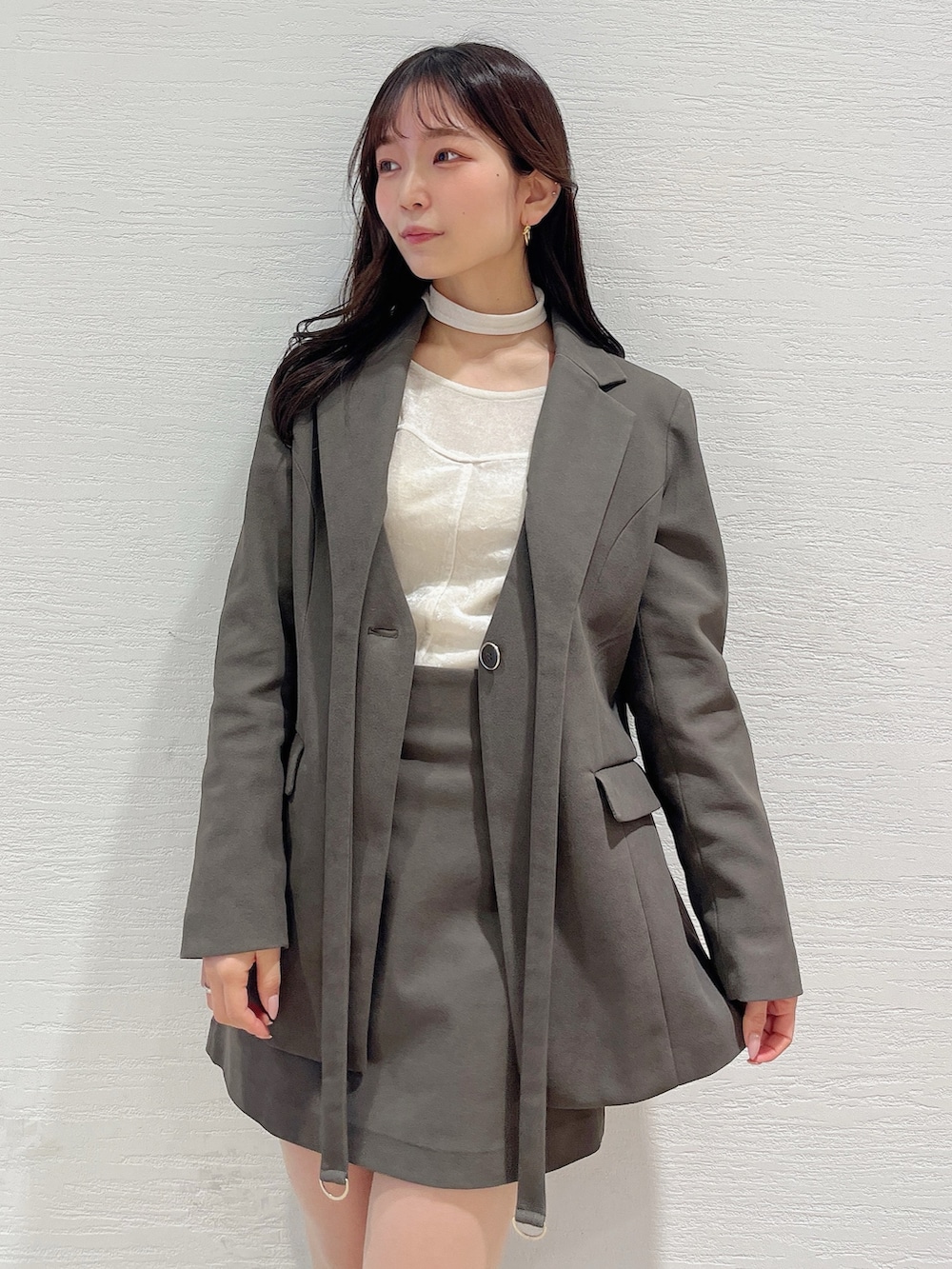 ホワイト系のTシャツ/カットソー、ブラウン系のテーラードジャケット、ブラウン系のスカートを着用したレディースの春コーディネートの7枚目の写真