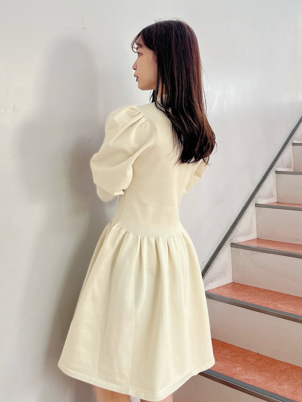 ベージュ系のブーツ、ホワイト系のワンピースを着用したレディースの秋コーディネートの8枚目の写真