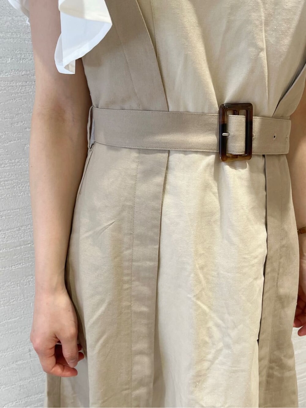 ベージュ系のサンダル、ベージュ系のワンピース、ホワイト系のTシャツ/カットソーを着用したレディースの春コーディネートの8枚目の写真