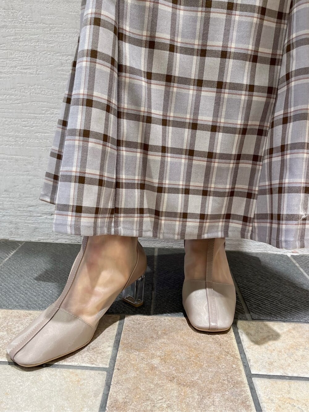 ベージュ系のブーツ、グレー系のスカート、ホワイト系のニット/セーターを着用したレディースの冬コーディネートの9枚目の写真