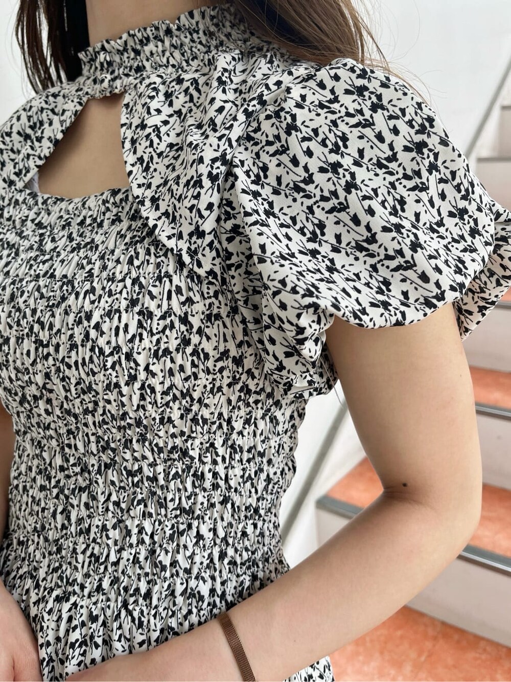 ホワイト系のワンピース、ブラック系のパンプスを着用したレディースの夏コーディネートの7枚目の写真