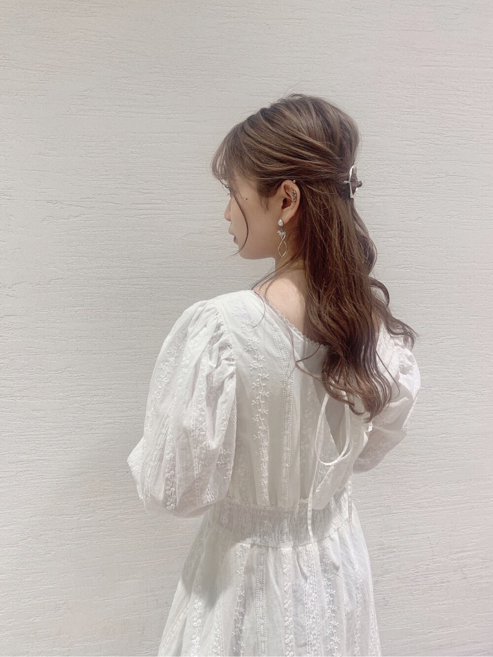 グレー系のサンダル、ホワイト系のシャツ/ブラウス、ホワイト系のワンピースを着用したレディースの春コーディネートの5枚目の写真