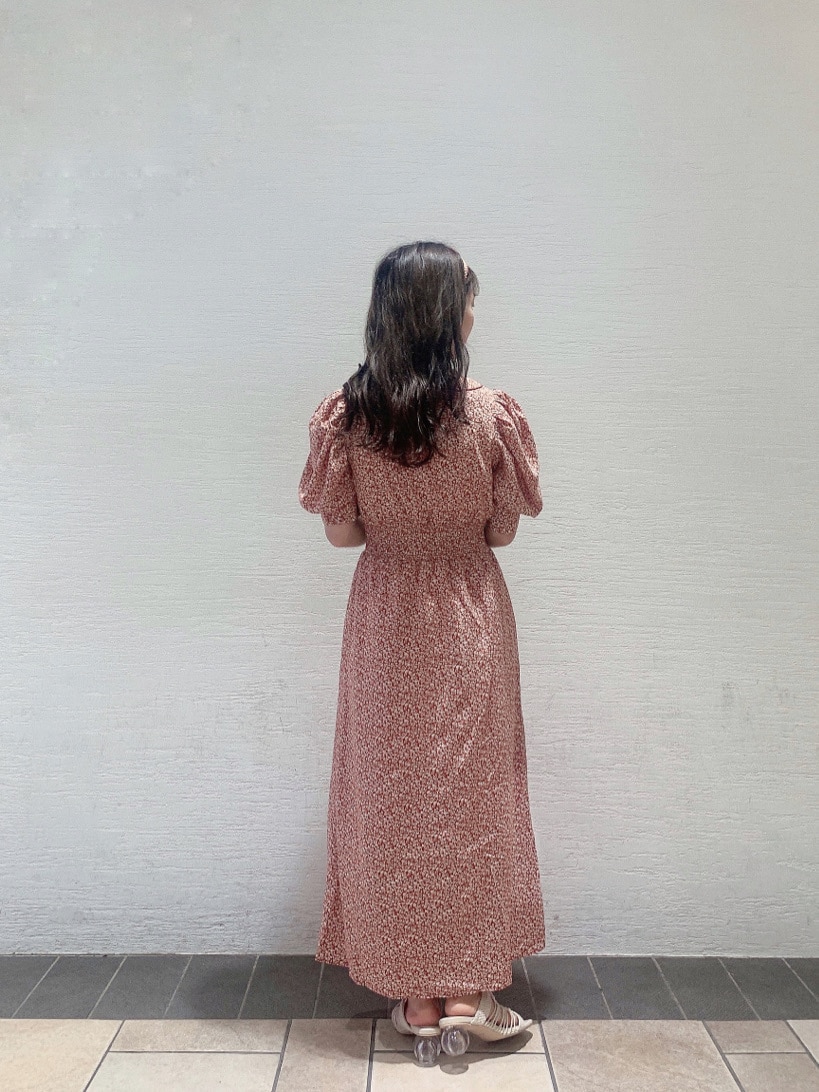 ホワイト系のサンダル、レッド系のワンピース、レッド系のカチューシャを着用したレディースの夏コーディネートの4枚目の写真