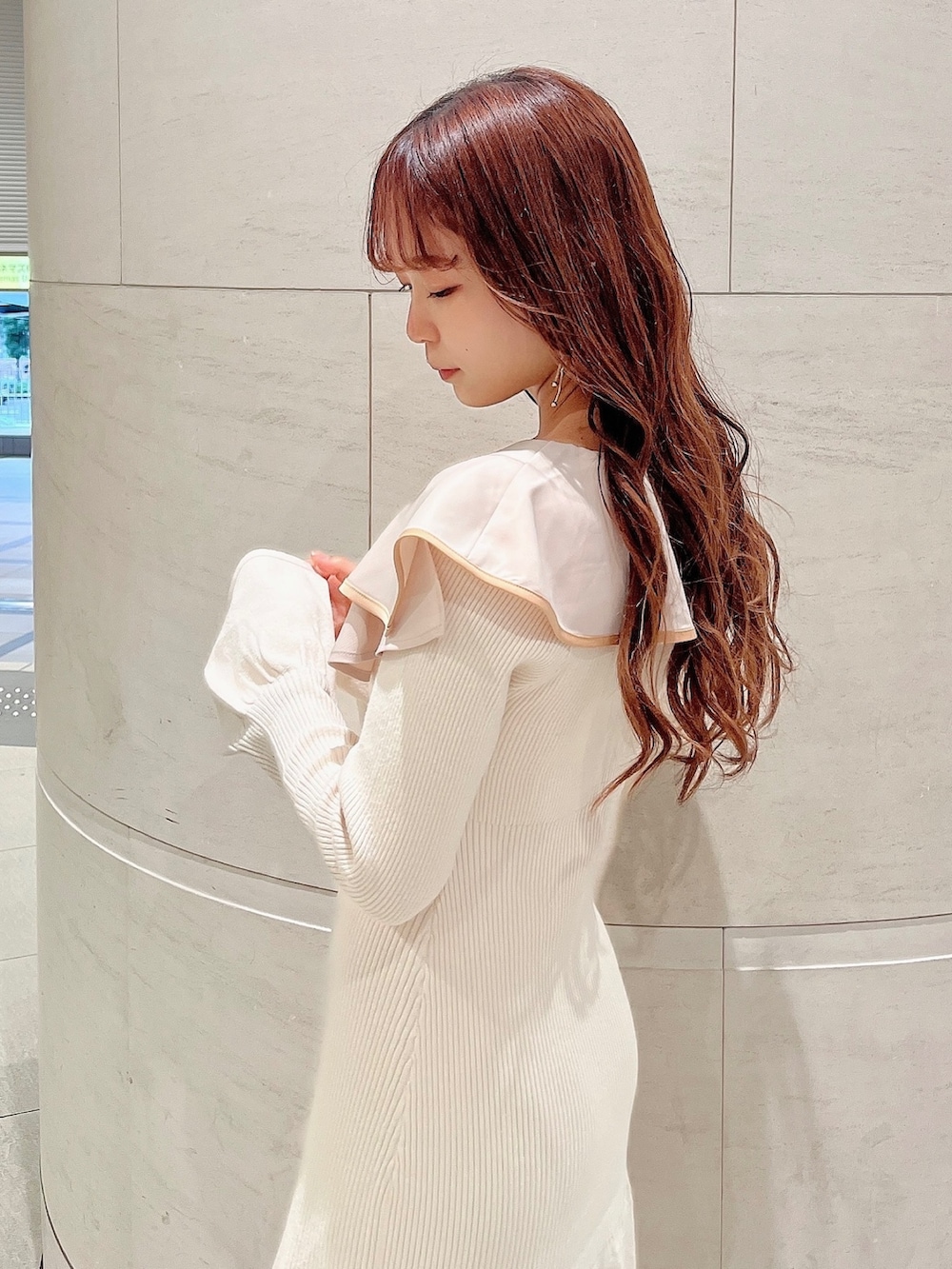 ホワイト系のワンピース、ベージュ系のブーツを着用したレディースの秋コーディネートの7枚目の写真