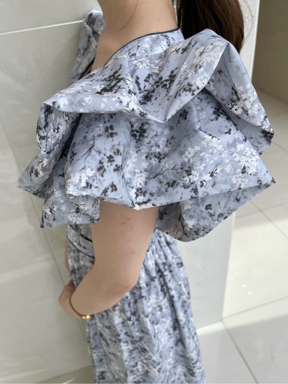 グレー系のワンピースを着用したレディースの秋コーディネートの9枚目の写真