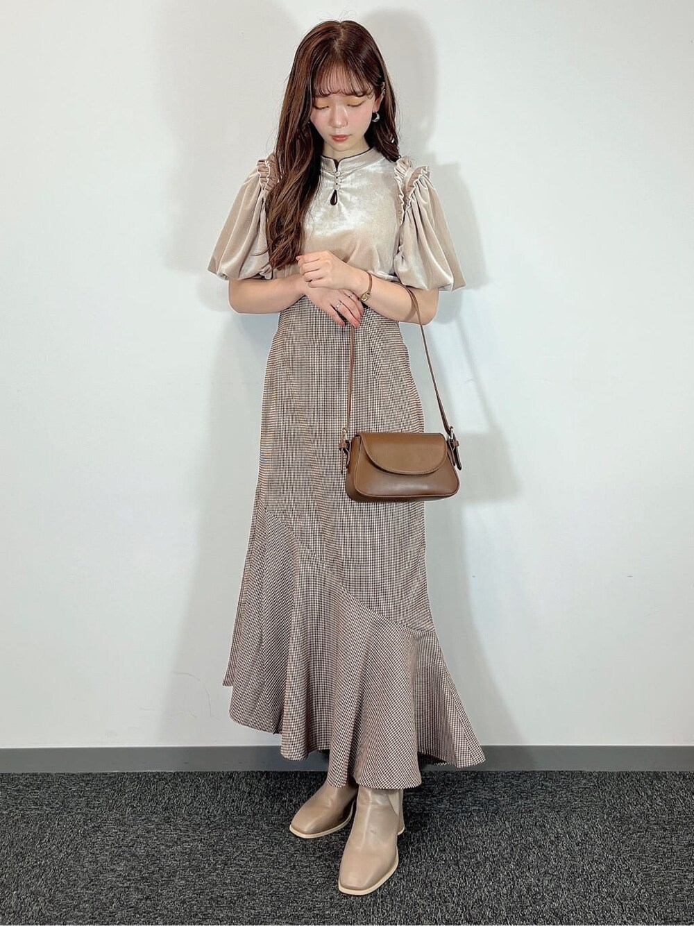 その他のスカート、ベージュ系のブーツ、ベージュ系のTシャツ/カットソーを着用したレディースの夏コーディネートの3枚目の写真