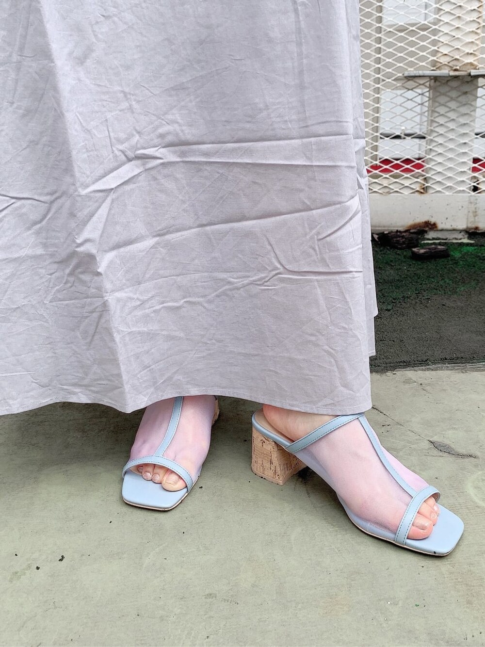 ブルー系のサンダル、グレー系のワンピース、ホワイト系のカーディガン/ボレロを着用したレディースの夏コーディネートの10枚目の写真