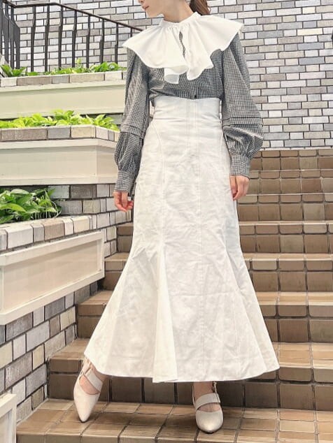 ホワイト系のシャツ/ブラウス、その他のシャツ/ブラウス、ホワイト系のパンプスを着用したレディースの冬コーディネートの3枚目の写真