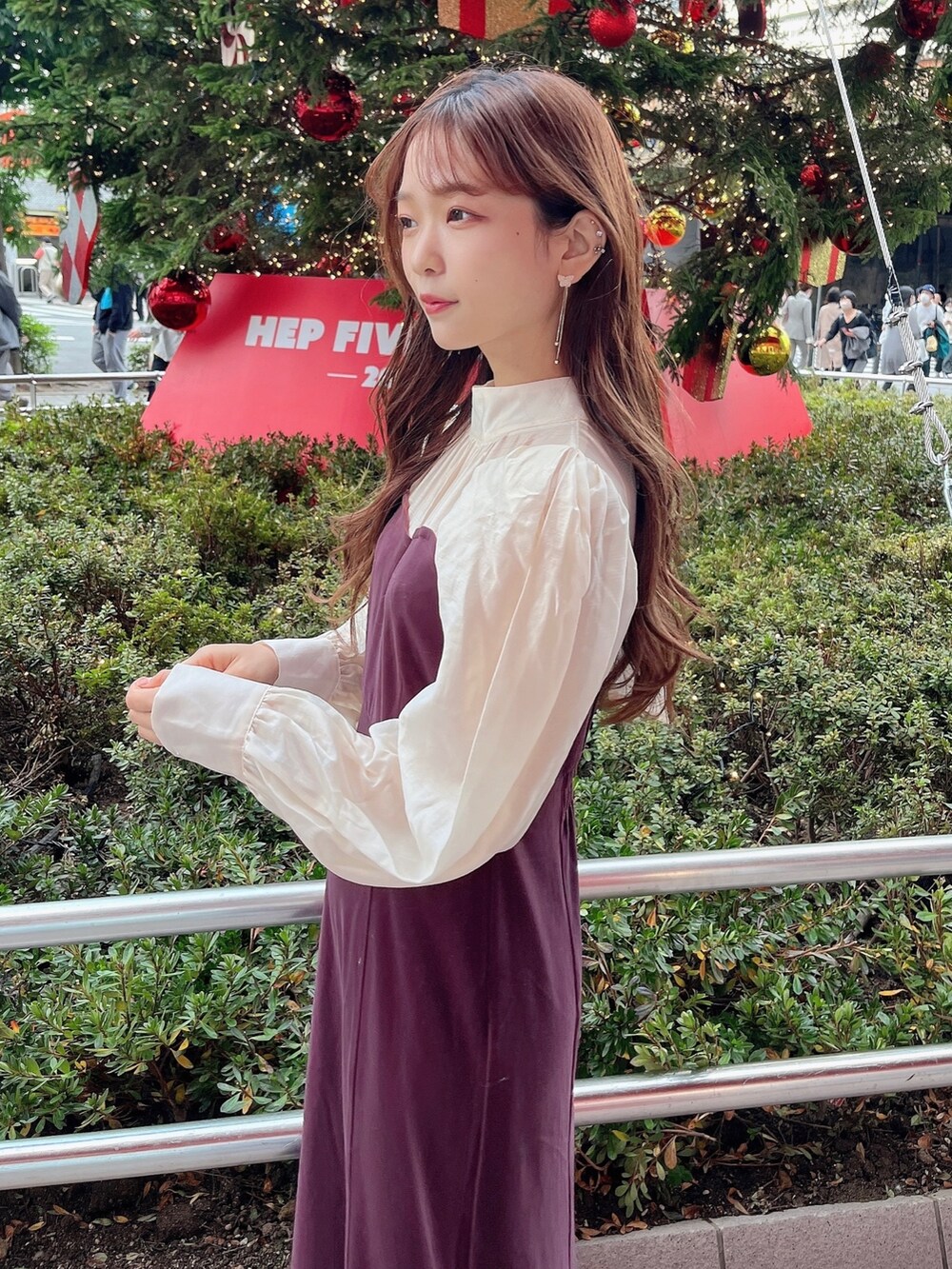 ベージュ系のブーツ、パープル系のワンピースを着用したレディースの冬コーディネートの7枚目の写真