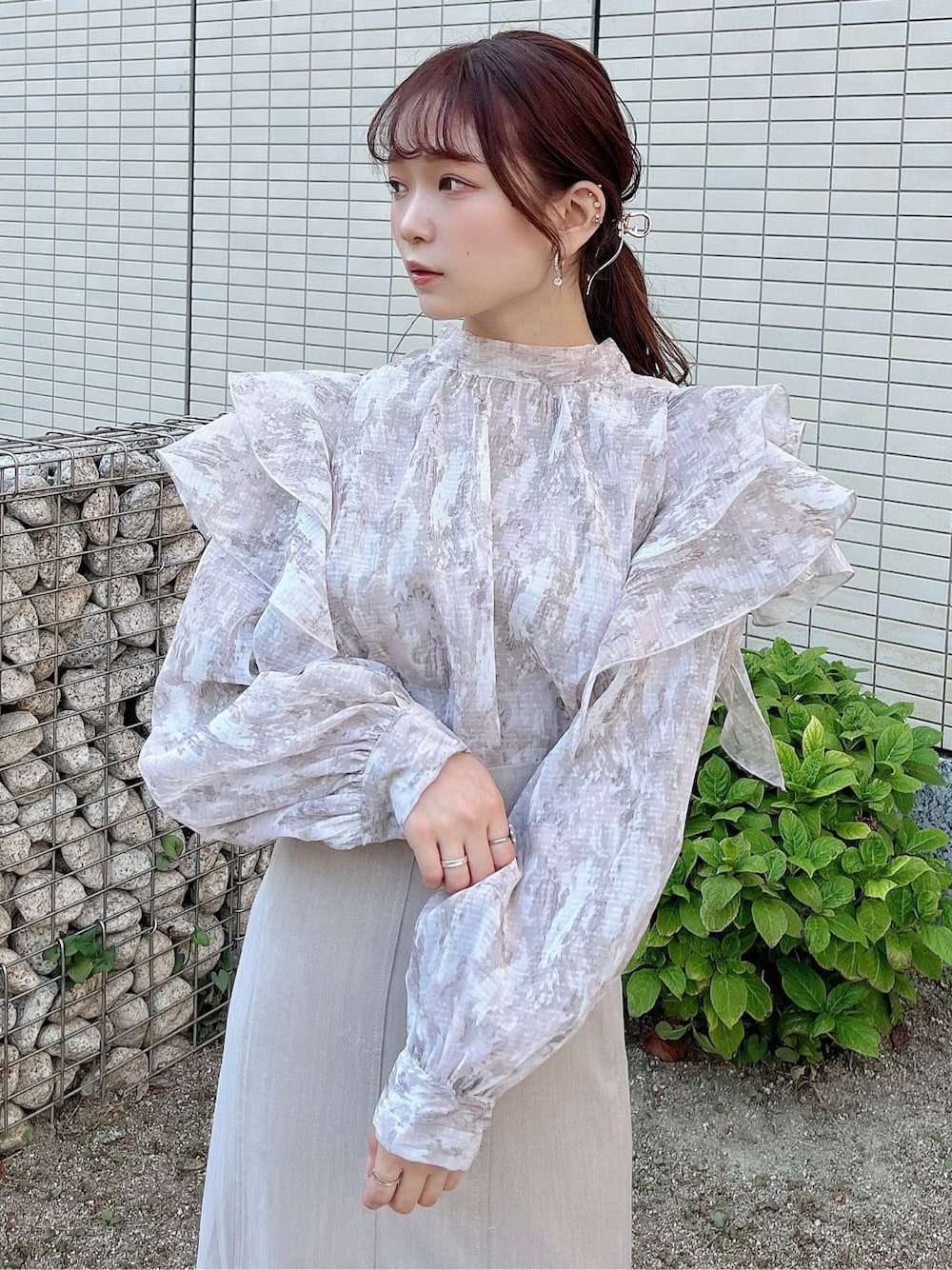 ベージュ系のスカート、ベージュ系のブーツ、ベージュ系のシャツ/ブラウスを着用したレディースの秋コーディネートの7枚目の写真