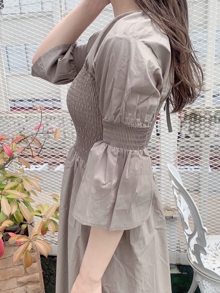 ブラック系のサンダル、ベージュ系のワンピースを着用したレディースの夏コーディネートの6枚目の写真