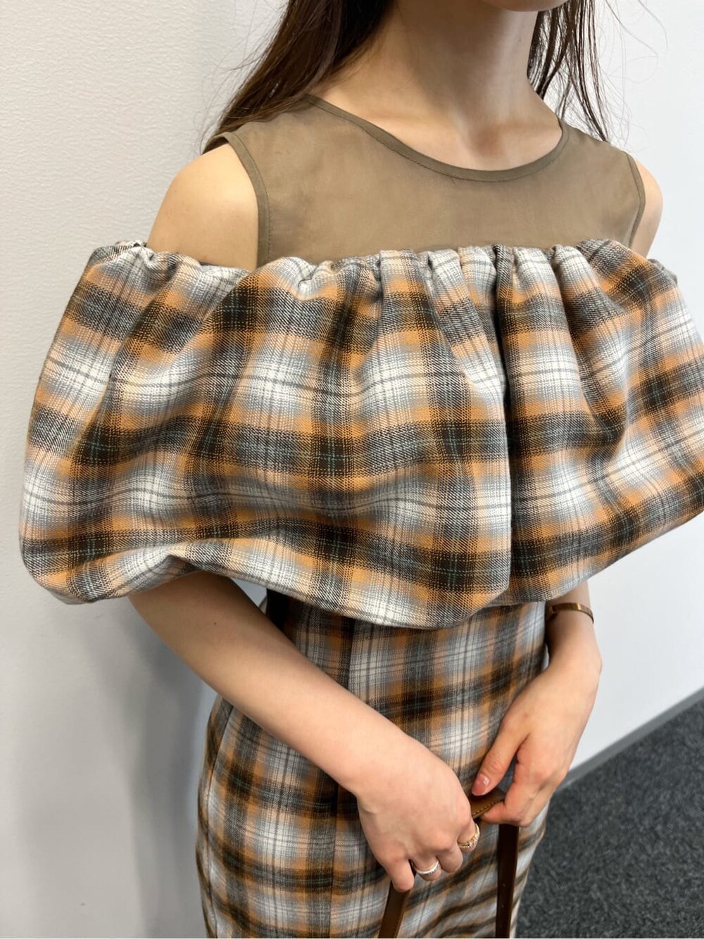 オレンジ系のワンピース、ベージュ系のブーツを着用したレディースの夏コーディネートの8枚目の写真