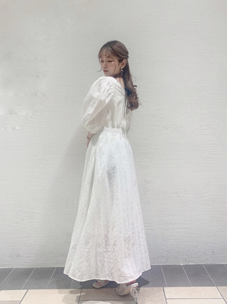 グレー系のサンダル、ホワイト系のシャツ/ブラウス、ホワイト系のワンピースを着用したレディースの春コーディネートの2枚目の写真