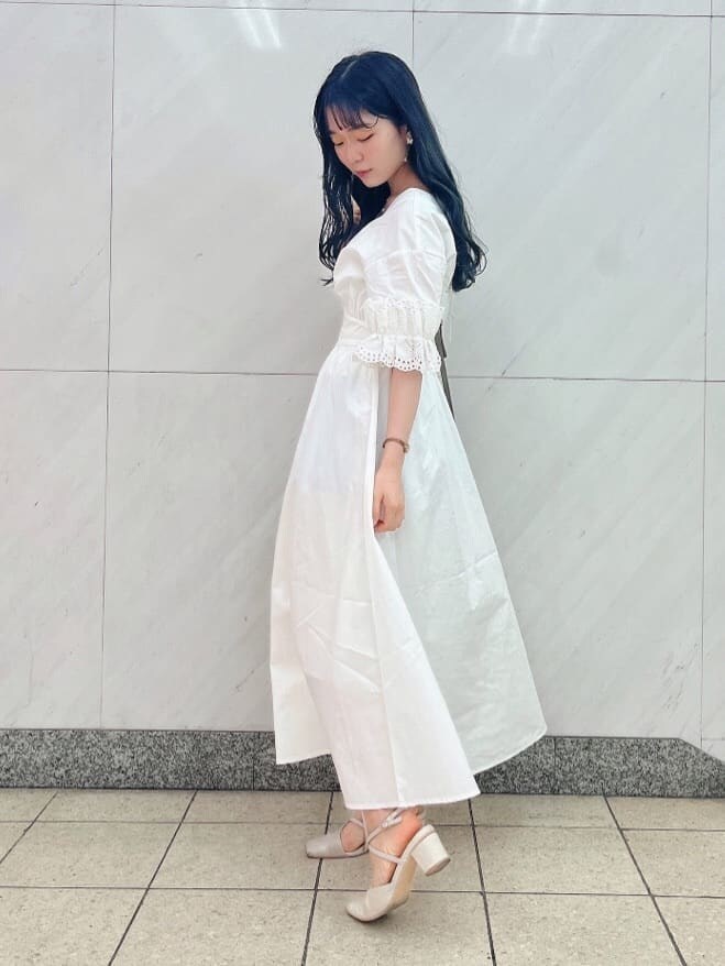 ホワイト系のワンピース、ホワイト系のパンプス、グレー系のハンドバッグを着用したレディースの春コーディネートの10枚目の写真