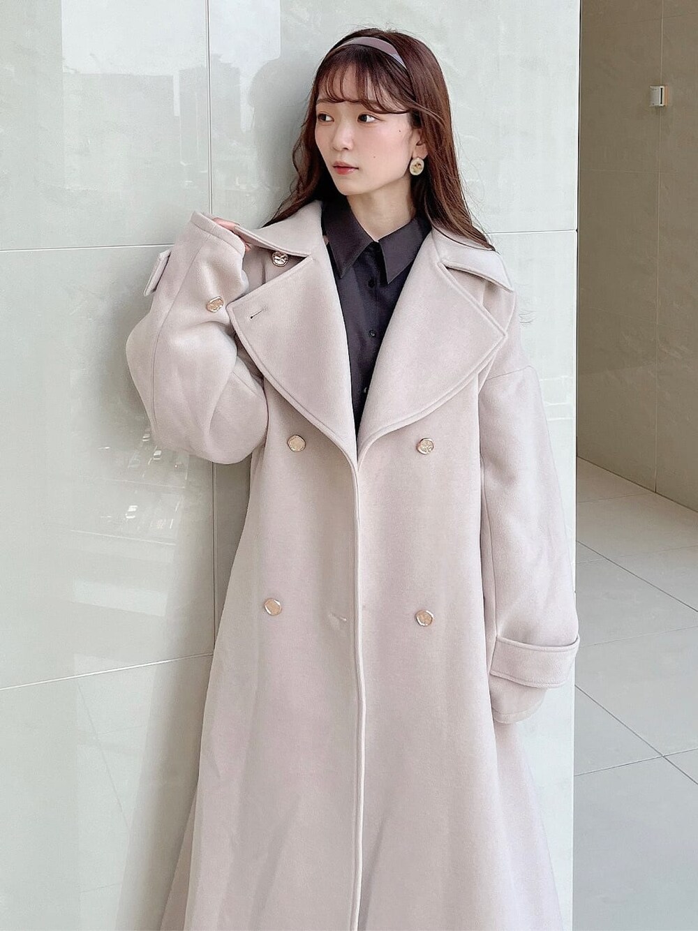 ブラウン系のシャツ/ブラウス、ベージュ系のスカート、ホワイト系のその他アウターを着用したレディースの夏コーディネートの7枚目の写真