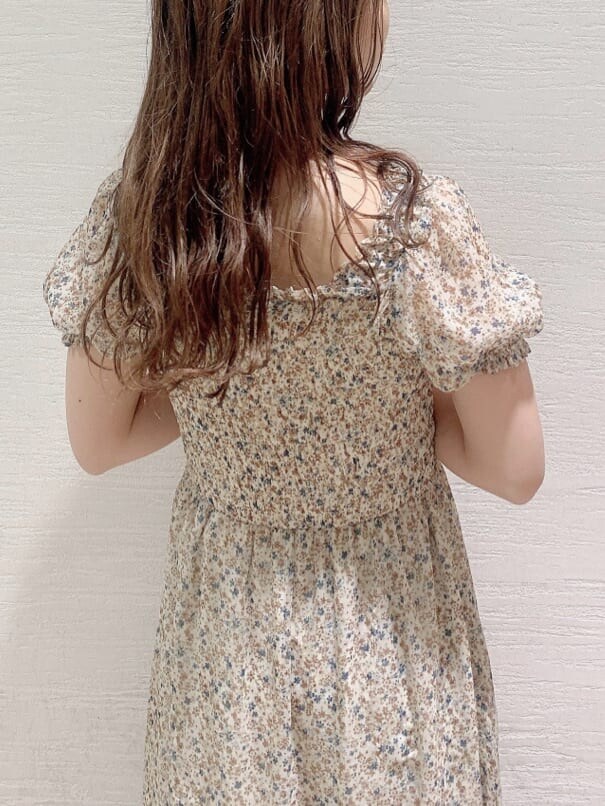 ブラウン系のサンダル、その他のワンピースを着用したレディースの夏コーディネートの7枚目の写真