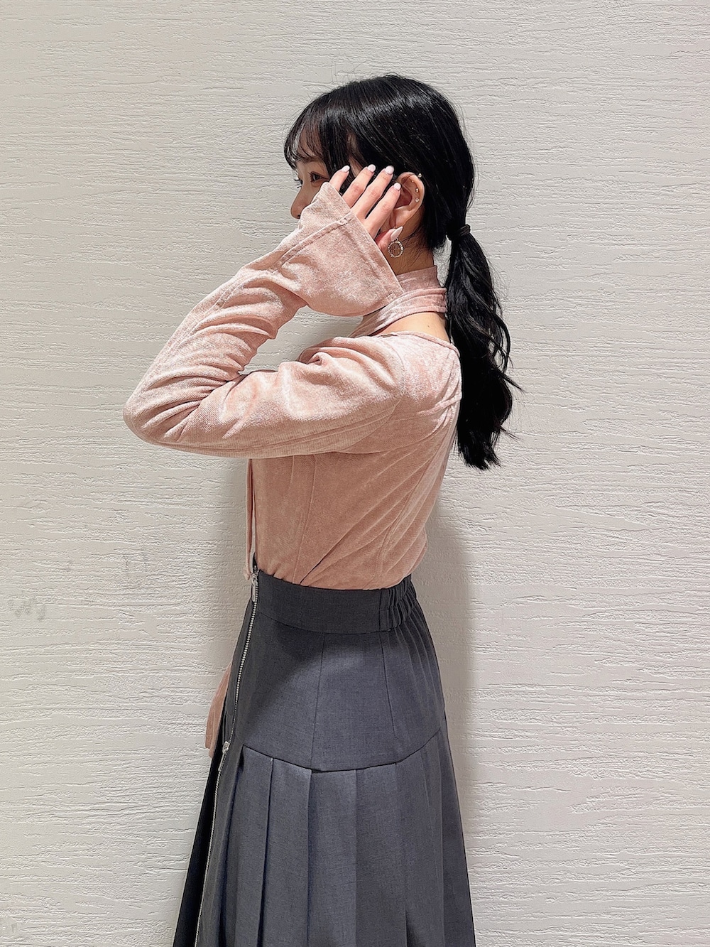 ピンク系のTシャツ/カットソー、グレー系のスカート、ブラック系のその他パンツを着用したレディースの冬コーディネートの8枚目の写真